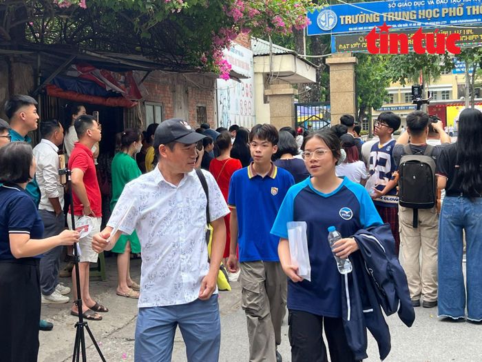 Các phụ huynh nhanh chóng đưa nước, quạt mát cho con sau bài thi căng thẳng.