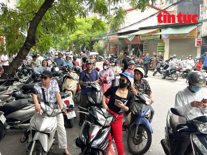 Nhiều phụ huynh xin nghỉ làm để đưa đón các sĩ tử trong 2 ngày thi.