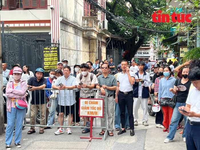 Bên ngoài cổng trường, các bậc phụ huynh hồi hộp chờ đợi con hoàn thành môn thi đầu tiên.