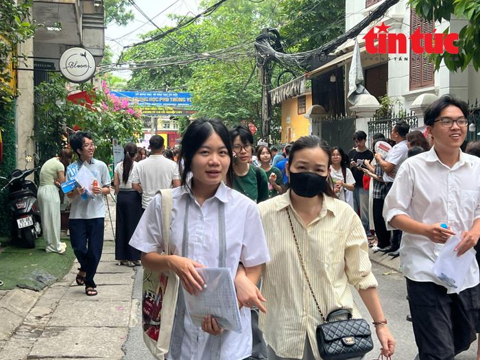 Sau những phút trò chuyện ngắn, phụ huynh nhanh chóng đưa con về nhà hoặc đến các địa điểm ăn trưa, nghỉ ngơi để chuẩn bị tốt nhất cho bài thi môn Toán diễn ra vào buổi chiều.