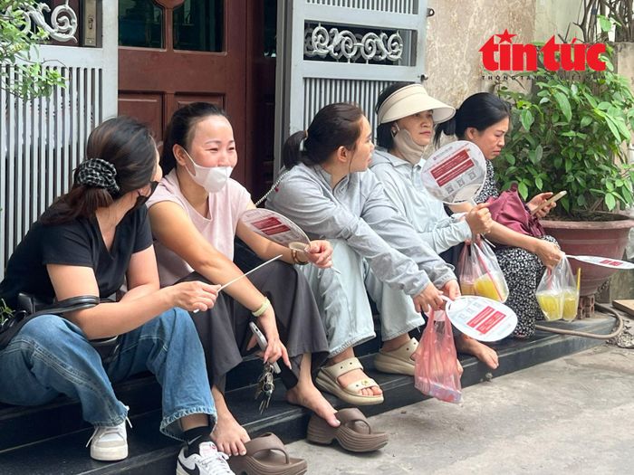 Nhiều phụ huynh cầm sẵn nước mía, sữa, ô... để đón các sĩ tử sau những giờ làm bài thi căng thẳng.