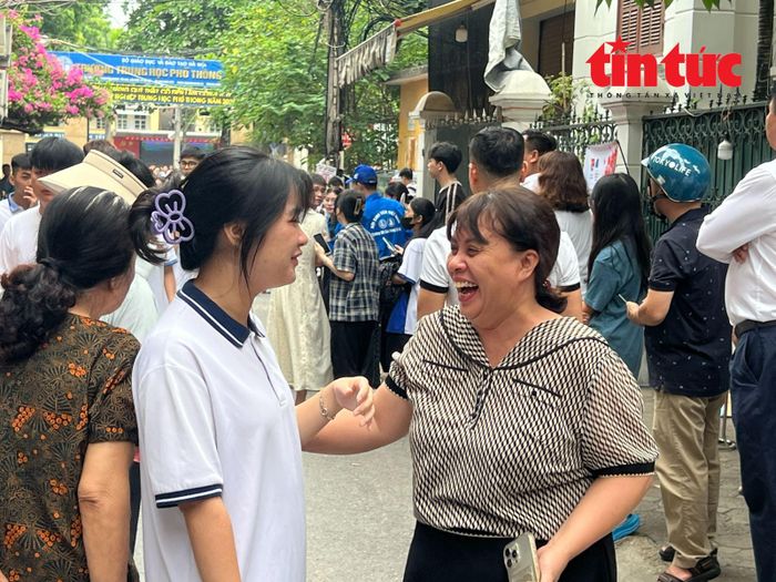 Phụ huynh chia vui cùng thí sinh đã hoàn thành tốt bài thi môn Ngữ văn.