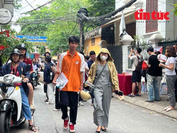 Dù tâm trạng và kết quả làm bài khác nhau, nhưng các thí sinh đều nhận được sự động viên, khích lệ từ gia đình nhằm giữ tâm lý thoải mái cho các môn thi tiếp theo.