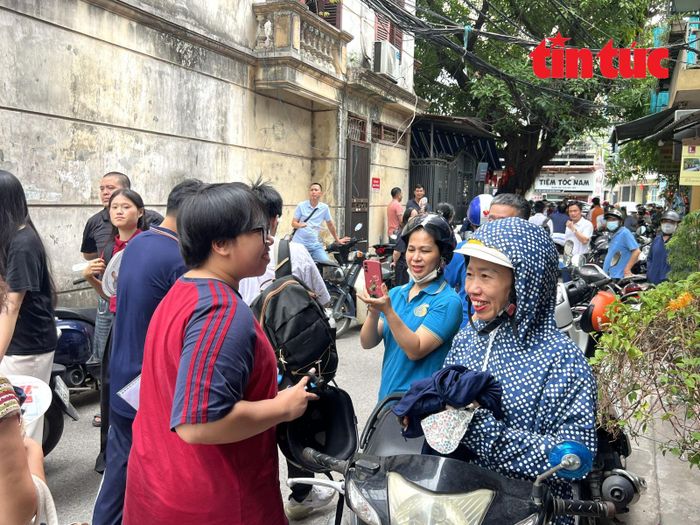 Phụ huynh nở nụ cười nhẹ nhõm khi con hoàn thành tốt bài thi.