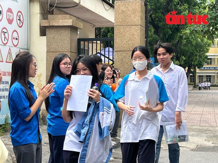 Khi các thí sinh lần lượt bước ra khỏi cổng trường, những tràng vỗ tay, nụ cười và lời hỏi han động viên liên tục vang lên.