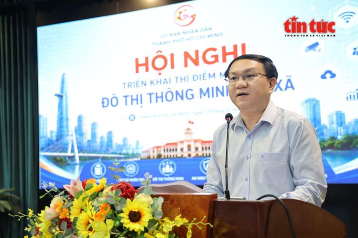 Ông Lâm Đình Thắng, Giám đốc Sở KH&amp;CN TP Hồ Chí Minh thông tin về quá trình triển khai thí điểm mô hình đô thị thông minh cấp xã, phường trên địa bàn tại Hội nghị.