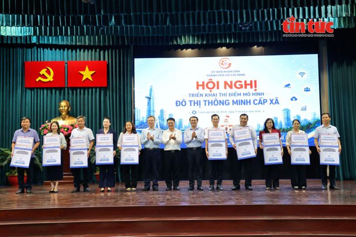 Tại hội nghị, Ngân hàng Thương mại cổ phần Sài Gòn Công Thương (Saigonbank) cũng trao tặng 10 kiosk thông minh cho các địa phương đủ điều kiện tiếp nhận nhằm hỗ trợ quá trình chuyển đổi số ở cơ sở.
