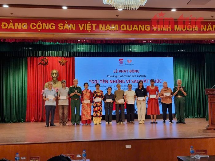 Tặng quà cho các gia đình thân nhân liệt sĩ.