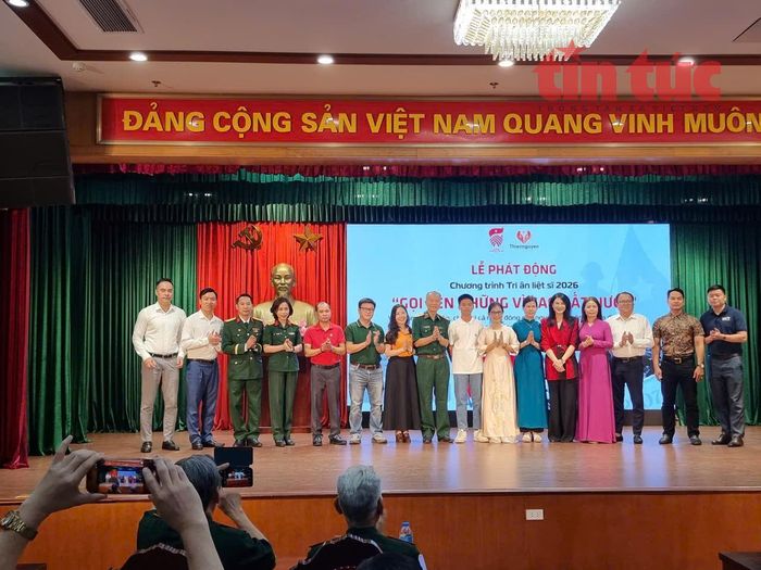 Chụp ảnh lưu niệm với cơ quan, tổ chức, cá nhân đã ủng hộ trực tiếp tại chương trình phát động.