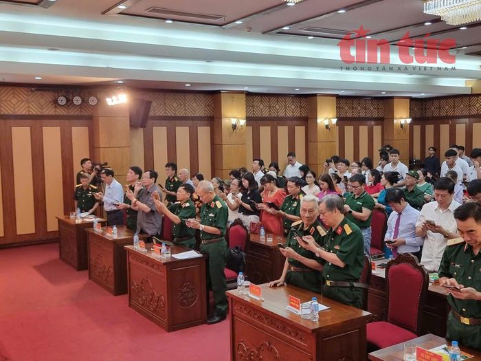 Các đại biểu làm thao tác chuyển khoản vào ứng dụng