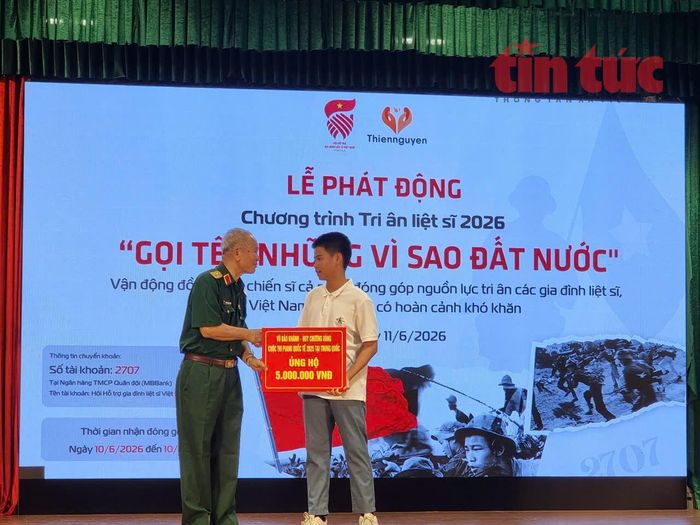 Em Vũ Bảo Khánh, học sinh ở Hải Phòng ủng hộ chương trình từ tiền thưởng giải Nhất cuộc thi piano tại Trung Quốc.
