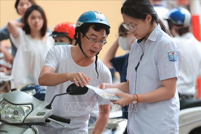 Đồng hành cùng sĩ tử tại điểm thi trường THPT Nguyễn Gia Thiều (Hà Nội). Ảnh: Minh Quyết/TTXVN