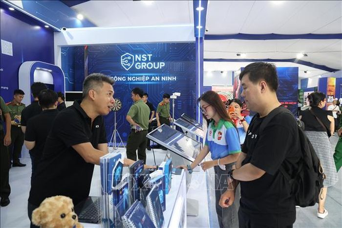 Khách tham quan các sản phẩm công nghệ cao phục vụ công tác an ninh.