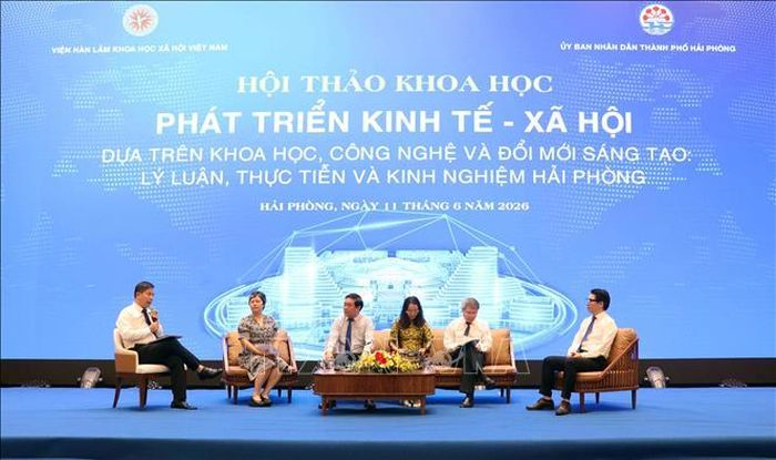 Các đại biểu tọa đàm tại Hội thảo. Ảnh: Hoàng Ngọc/TTXVN