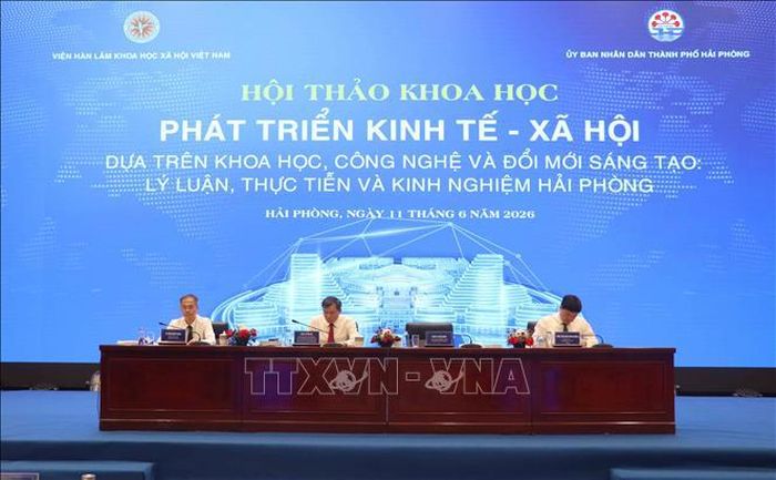 Đại biểu chủ trì Hội thảo. Ảnh: Hoàng Ngọc/TTXVN