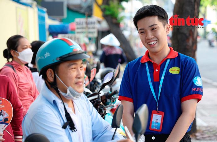 Ngoài việc cổ vũ, động viên cho thí sinh thì các tình nguyện viên cũng dành thời gian trò chuyện với các phụ huynh tại các điểm thi.