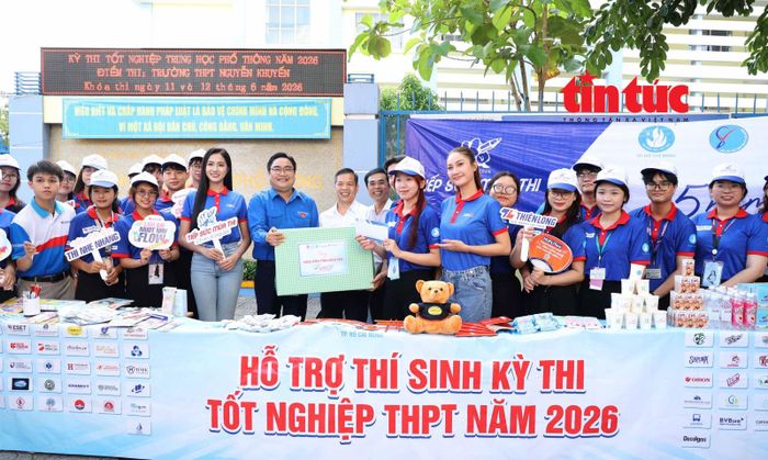 Anh Ngô Minh Hải, Bí thư Thành Đoàn TP Hồ Chí Minh thăm, động viên các sinh viên tình nguyện hỗ trợ thí sinh tại điểm thi Trường THPT Nguyễn Khuyến, TP Hồ Chí Minh.
