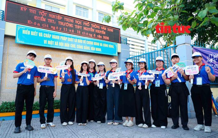 Các sinh viên tình nguyện có mặt tại các điểm thi từ rất sớm để "tiếp lửa tinh thần" cho các thí sinh.