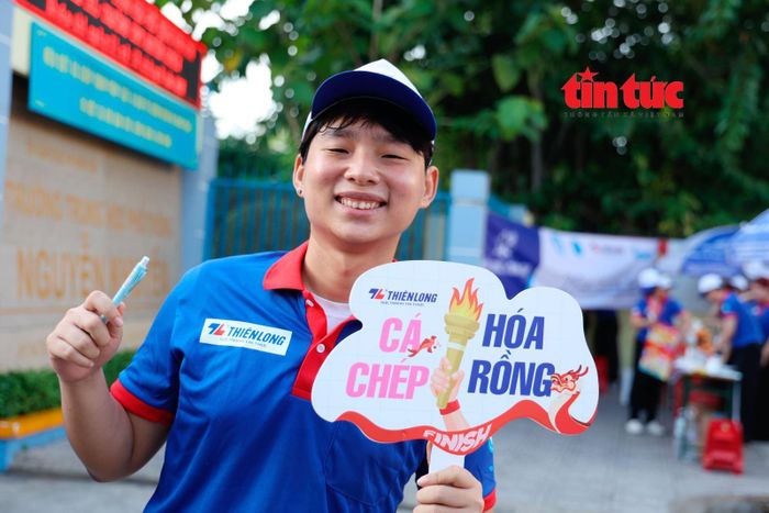 Các sinh viên tình nguyện phấn khởi tham dự hỗ trợ thí sinh tham dự kỳ thi THPT quốc gia.