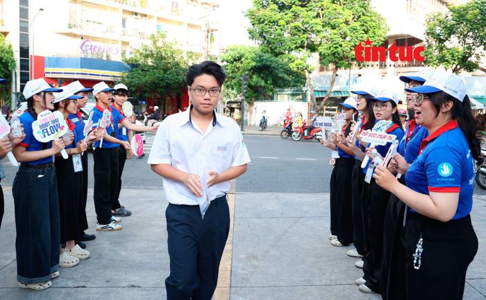 Các tình nguyện viên liên tục hô vang, cổ vũ, ủng hộ tinh thần cho các thí sinh bước vào kỳ thi thành công nhất.