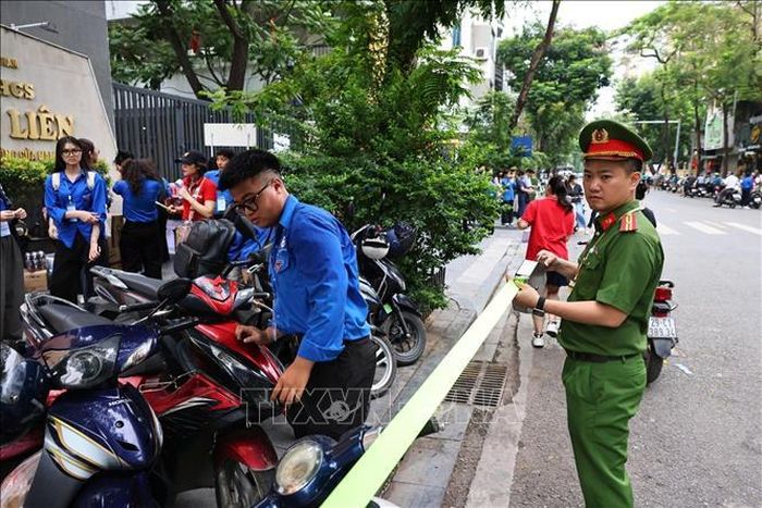 Lực lượng công an và thanh niên tình nguyện tham gia hỗ trợ tại điểm thi Trường THCS Ngô Sĩ Liên, phường Cửa Nam (Hà Nội). Ảnh: Minh Đức/TTXVN