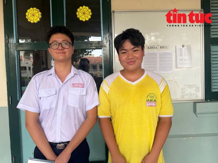 Thí sinh tại điểm thi Trường THPT Lê Quý Đôn chia sẻ: Các em tự tin với môn Toán và con hy vọng sẽ vào đúng những phần đã ôn luyện kỹ.