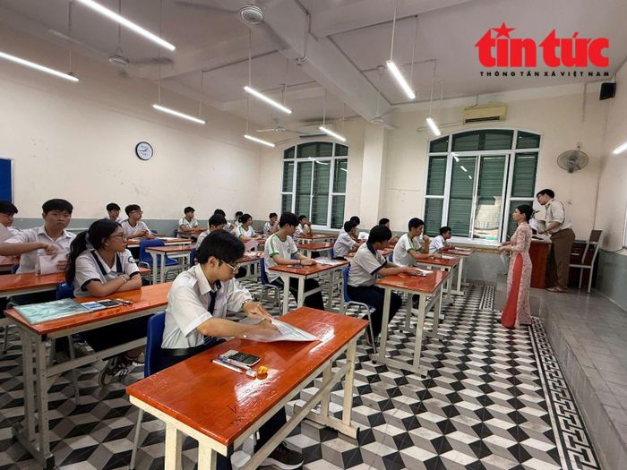 Thí sinh nghe phổ biến quy chế thi.