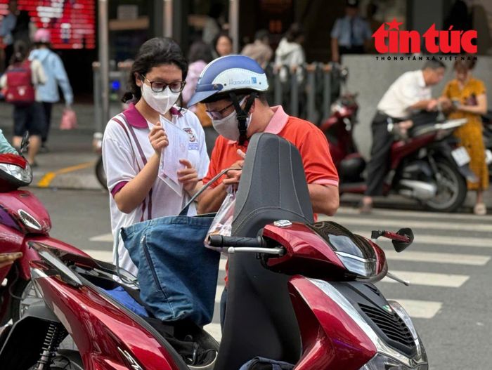 Thí sinh kiểm tra thông tin trước khi vào phòng thi.