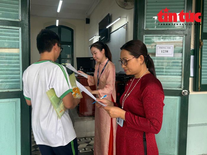 Thí sinh được gọi vào phòng thi tại điểm thi Trường THCS Bình Thọ, TP Hồ Chí Minh.