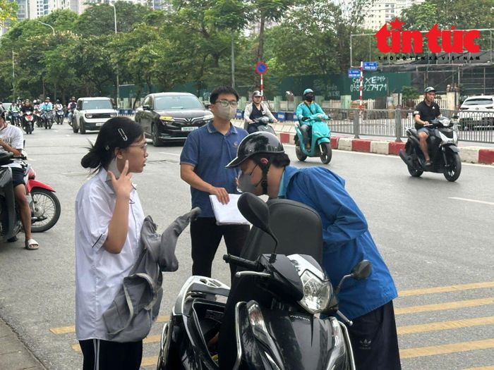 Thí sinh được người nhà đưa đến điểm thi trước 14 giờ chiều.