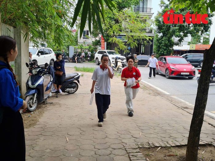 Thí sinh hối hả đến điểm thi Trường THCS Nam Từ Liêm, Hà Nội.