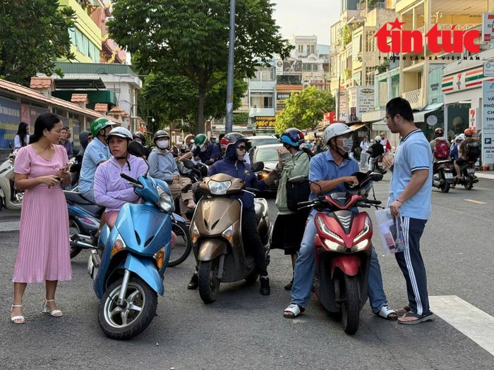 Tại điểm thi Trường THPT Lê Quý Đôn, phường Xuân Hòa, TP Hồ Chí Minh phụ huynh đợi con bên ngoài điểm thi.