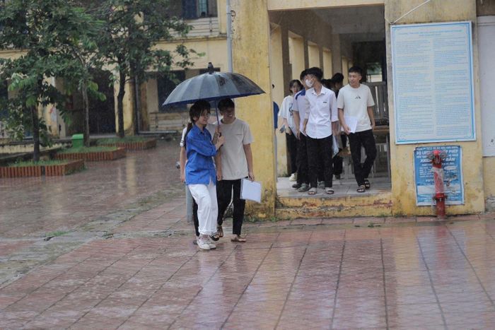 Từng nhóm thí sinh di chuyển dưới sự tiếp sức của đội thanh niên tình nguyện.