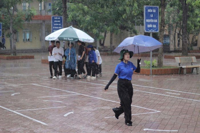 Sự đồng hành, tiếp sức kịp thời của các "chiến sĩ áo xanh" giúp vơi bớt lo lắng cho các sĩ tử.