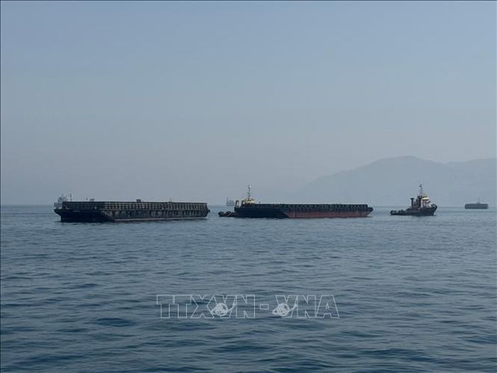 Tàu thuyền neo đậu ngoài khơi thị trấn Khasab, Oman, chờ qua eo biển Hormuz, ngày 29/5/2026. Ảnh: THX/TTXVN
