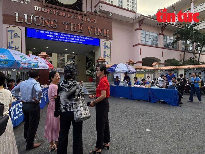 Với thời gian làm bài thi môn Toán 90, nhiều phụ huynh ở TP Hồ Chí Minh chọn phương án đợi con ngoài cổng trường.
