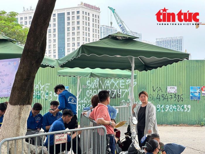 Bên ngoài điểm thi này, công trường thi công đang xây dựng nhưng một số phụ huynh cho biết, điều này họ cũng không quá bận tâm vì "không mấy khi đợi con như này".