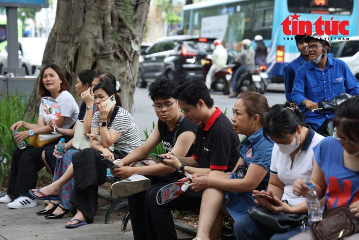 Bên ngoài điểm thi, cha mẹ đợi chờ con thi trong 90 phút.