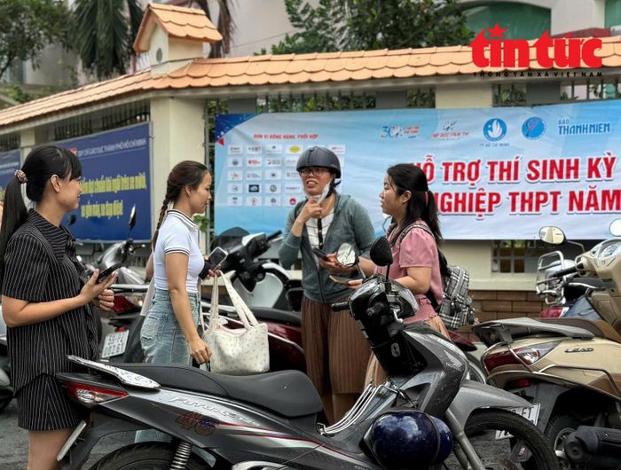 Sau khi con vào phòng thi, phụ huynh cùng nhau trao đổi tình hình học tập của con em mình.