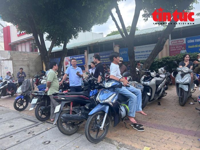 Các bậc phụ huynh chờ đợi con thi môn Toán chiều 11/6.