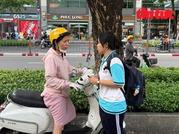Lời dặn dò của mẹ trước khi con vào phòng thi.