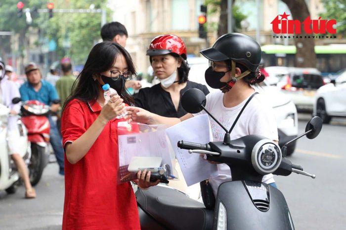 Nhưng chăm lo, động viên luôn là điểm tựa của các em học sinh trước mỗi môn thi.