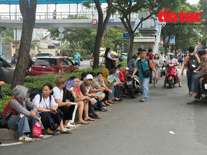 Bên ngoài điểm thi Trường THPT Lê Quý Đôn, TP Hồ Chí Minh.