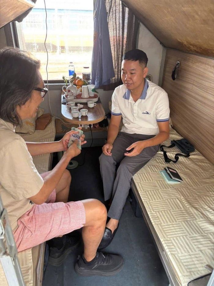 Toàn bộ số tiền mặt và các giấy tờ liên quan đã được bàn giao tận tay cho hành khách.