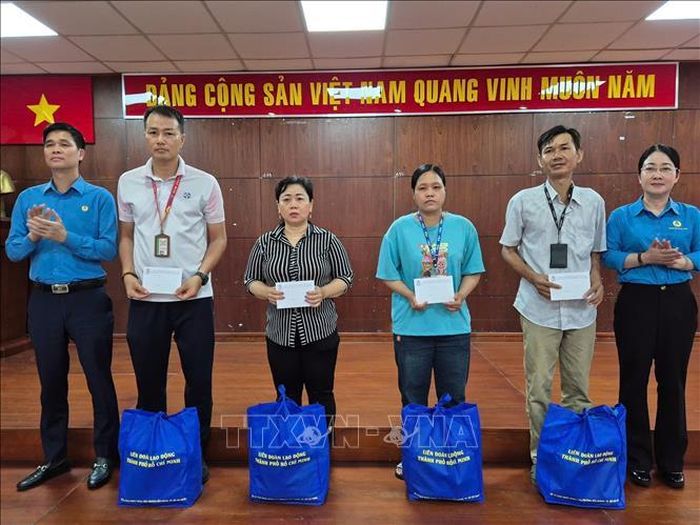 Phó Chủ tịch Tổng LĐLĐ Việt Nam Ngọ Duy Hiểu (đầu tiên, bên trái) tặng quà cho công nhân lao động Công ty TNHH PouYuen Việt Nam.