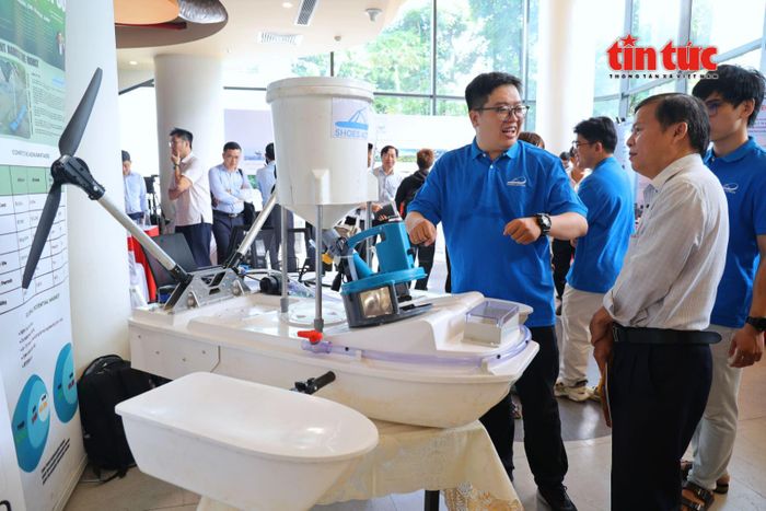Khu vực trưng bày công nghệ thu hút sự quan tâm của đông đảo chuyên gia, doanh nghiệp và nhà đầu tư.