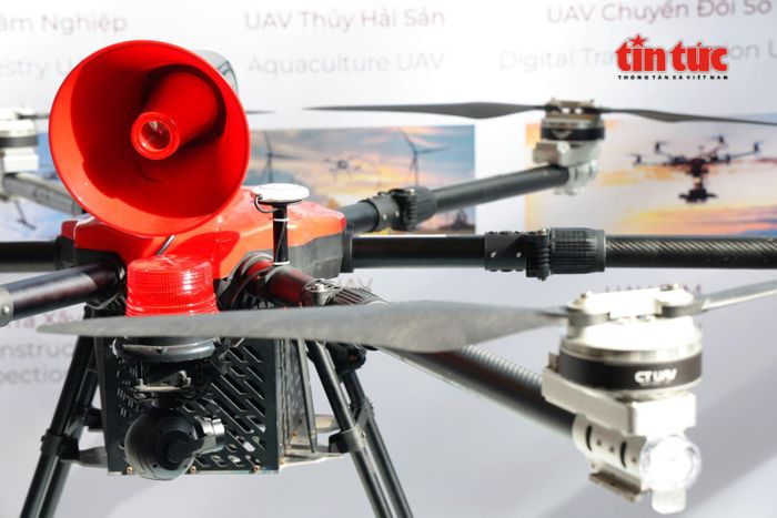 UAV phòng cháy chữa cháy được giới thiệu tại sự kiện.