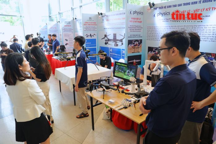 Quang cảnh các gian hàng trình diễn công nghệ UAV.