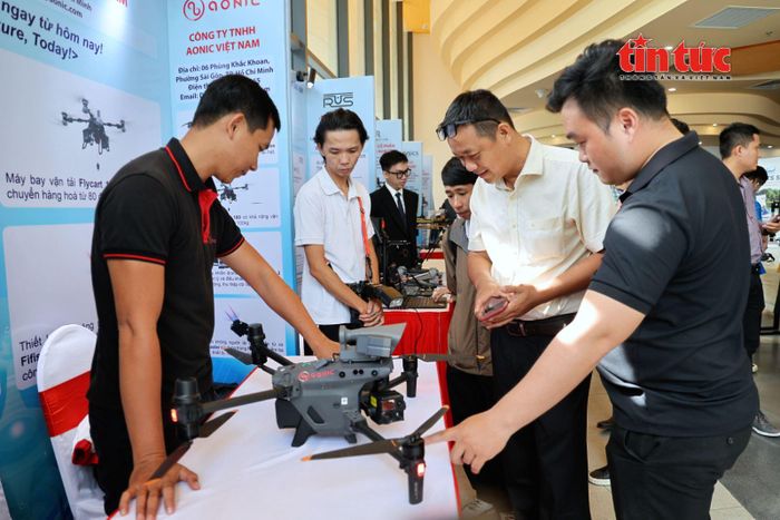 Anh Hồ Thanh Sơn (trái), đại diện Aonic Việt Nam giới thiệu dòng UAV DJI Matrice 30T tích hợp công nghệ AI.