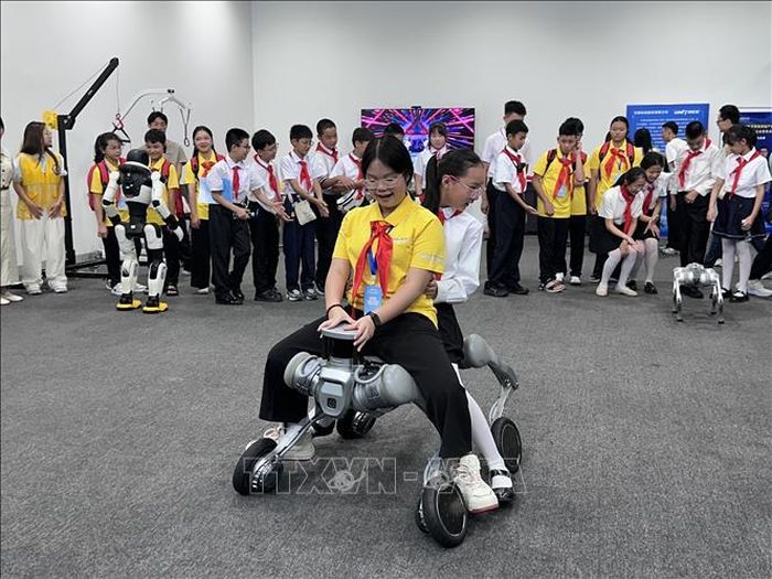 Thiếu niên nhi đồng hai nước Việt - Trung trải nghiệm robot hiện đại của Trung Quốc. Ảnh: TTXVN phát